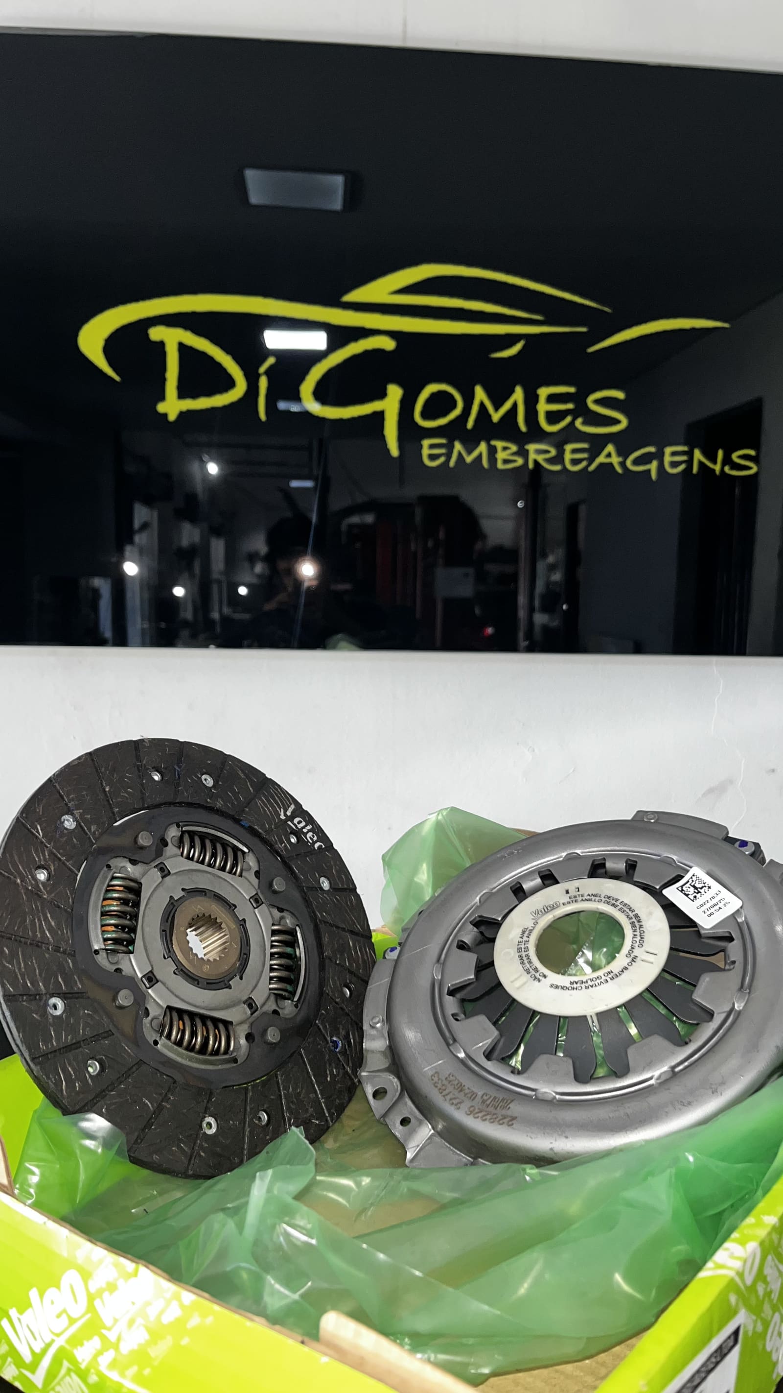 Disco e platô de embreagem usados para explicar sinais de desgaste